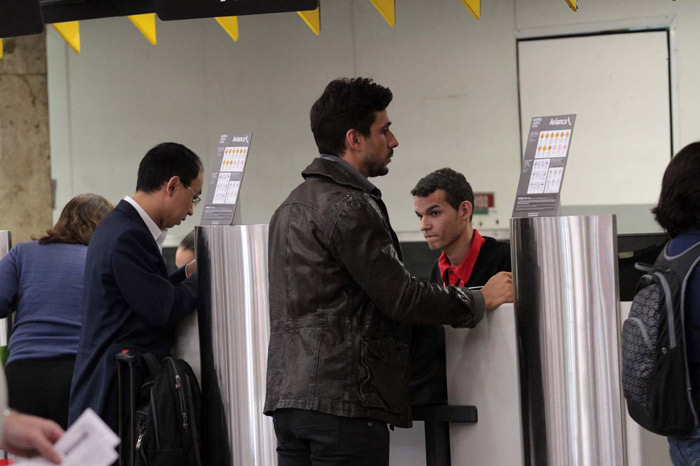 Bruno Garcia faz check-in no aeroporto Santos Dumont, no Rio