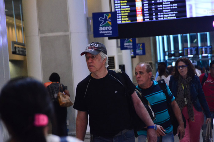 Só com uma mochila, Nuno Leal Maia embarca no aeroporto Santos Dumont, no Rio de Janeiro