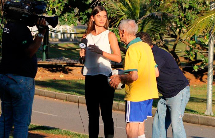 Letícia Wiermann se diverte em gravação na Lagoa Rodrigo de Freitas