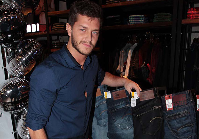 Klebber Toledo vai a evento de marca de jeans