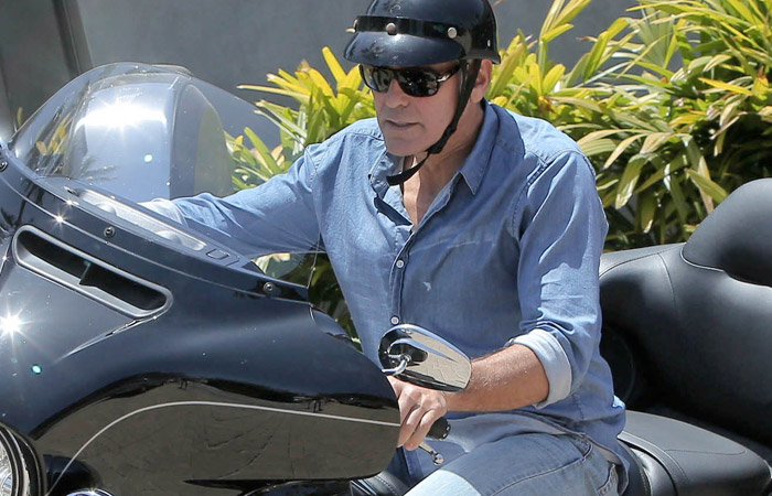 George Clooney passeia de moto por Malibu