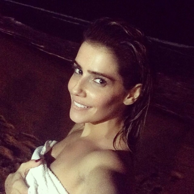 Antes de voltar para casa, Deborah Secco toma banho de mar