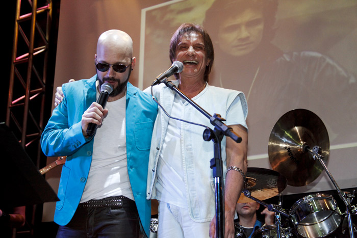 Roberto Carlos dá canja no show do filho Dudu Braga