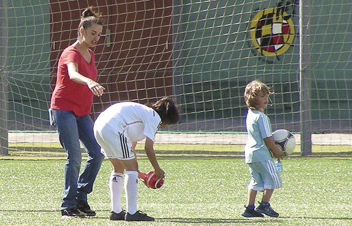 Penelope Cruz joga bola com o filho em Madrid