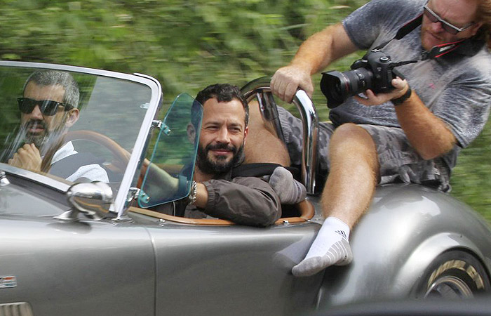 Em carro clássico, Malvino Salvador clica ensaio no Rio de Janeiro