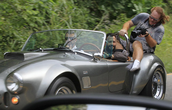 Em carro clássico, Malvino Salvador clica ensaio no Rio de Janeiro