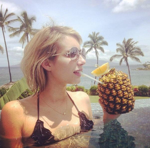 Emma Roberts prova que não tem medo do sol,