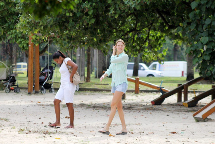 Letícia Birkheuer leva o filho ao parquinho 