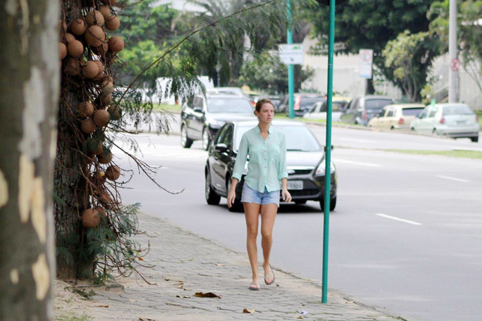 Letícia Birkheuer leva o filho ao parquinho 