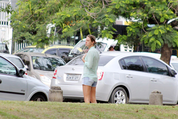 Letícia Birkheuer leva o filho ao parquinho 