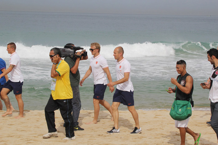 Jogadores da Holanda passeiam pelas areias de Ipanema