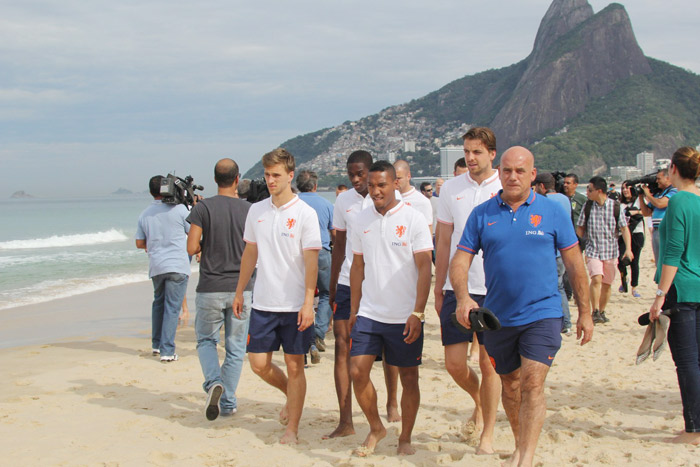 Jogadores da Holanda passeiam pelas areias de Ipanema