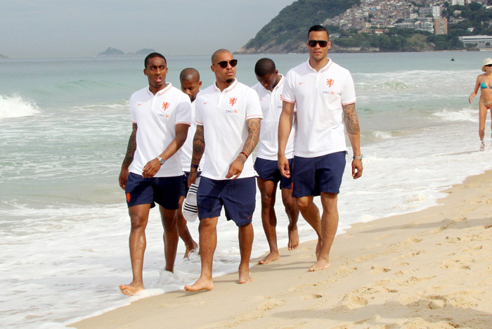 Jogadores da Holanda passeiam pelas areias de Ipanema