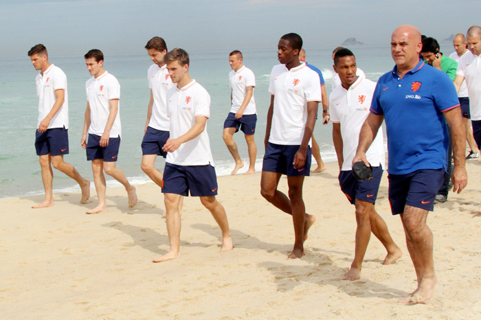 Jogadores da Holanda passeiam pelas areias de Ipanema