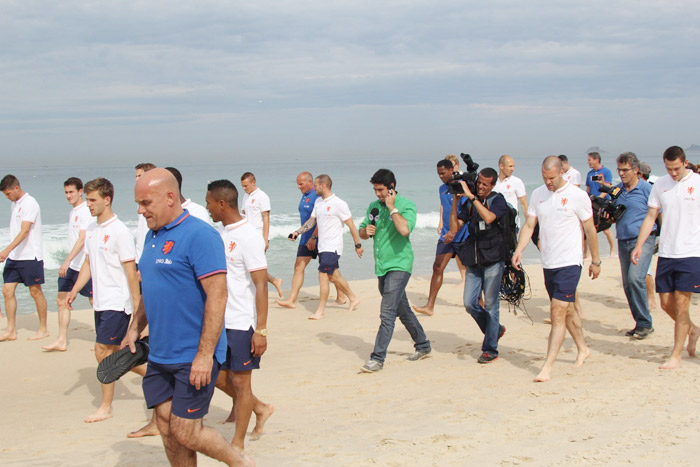 Jogadores da Holanda passeiam pelas areias de Ipanema