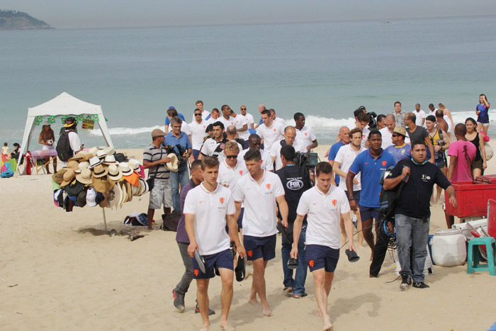 Jogadores da Holanda passeiam pelas areias de Ipanema