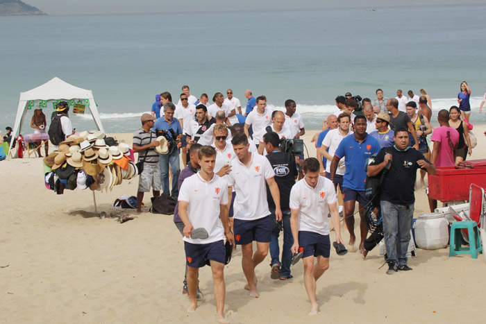 Jogadores da Holanda passeiam pelas areias de Ipanema