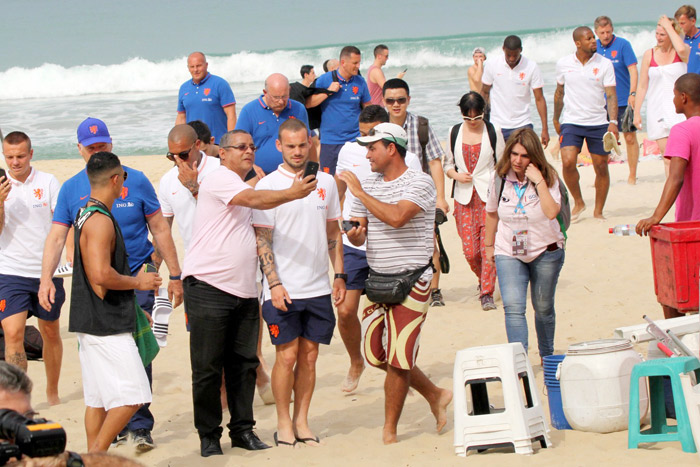 Jogadores da Holanda passeiam pelas areias de Ipanema