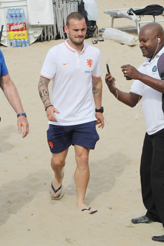 Jogadores da Holanda passeiam pelas areias de Ipanema