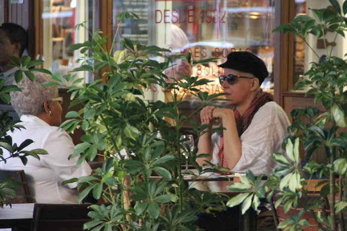 Beth Lago almoça com amiga em restaurante do Rio