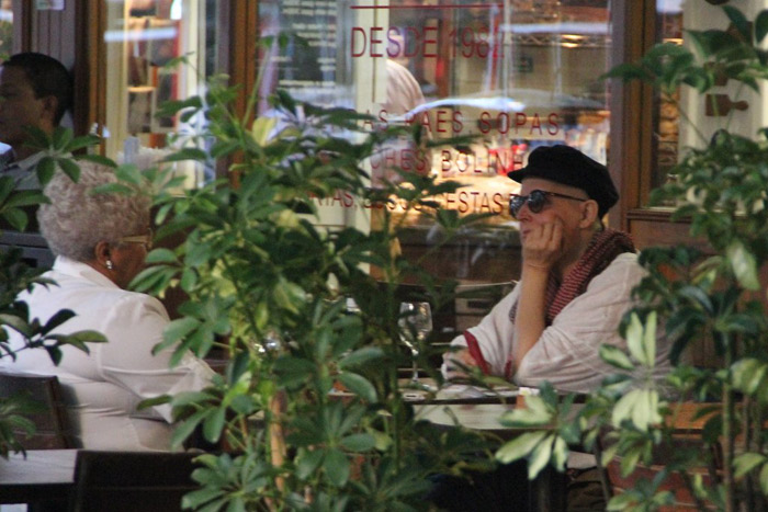 Beth Lago almoça com amiga em restaurante do Rio