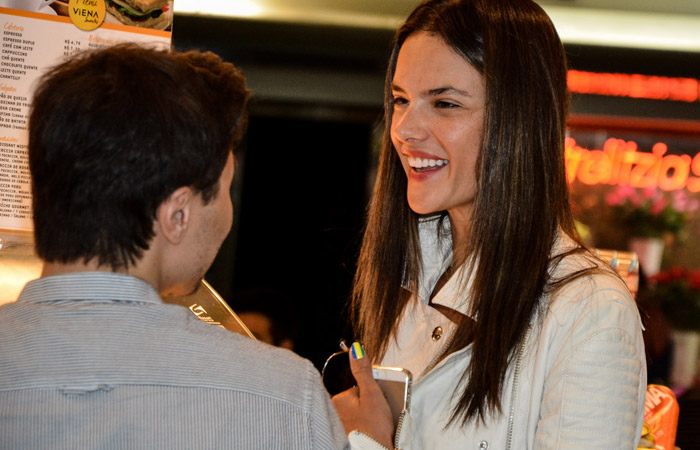 Alessandra Ambrósio desembarca em São Paulo com unhas pintadas de verde e amarelo