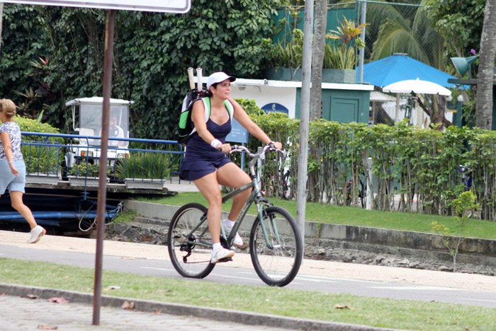 Malu Mader passeia de bicicleta depois de treino de tênis no Rio