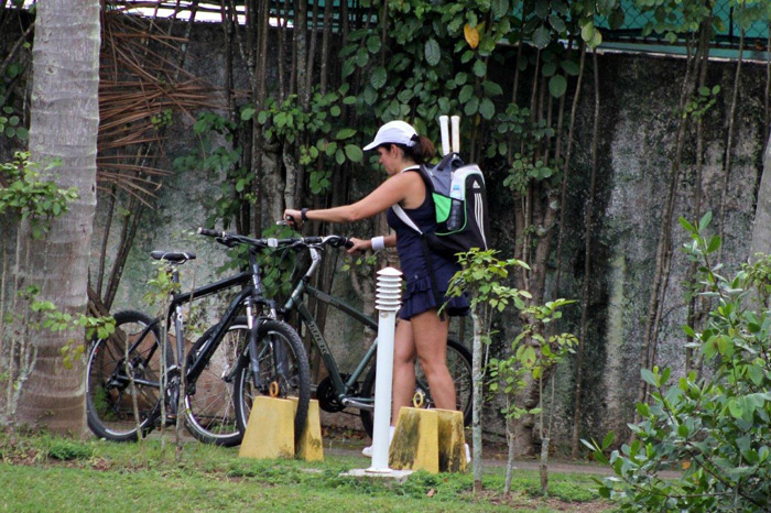 Malu Mader passeia de bicicleta depois de treino de tênis no Rio