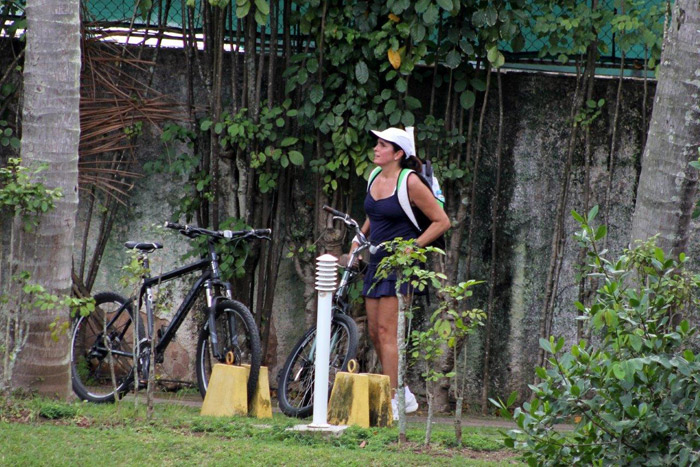 Malu Mader passeia de bicicleta depois de treino de tênis no Rio