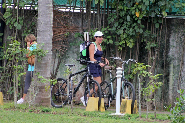 Malu Mader passeia de bicicleta depois de treino de tênis no Rio