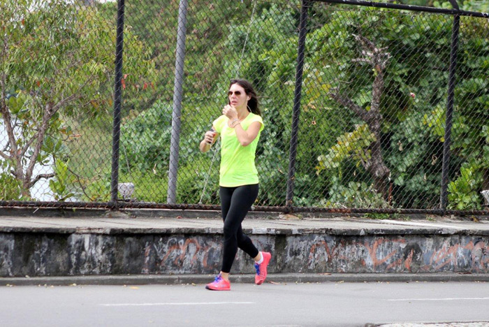 Glenda Kozlowski se exercita em dia nublado no Rio