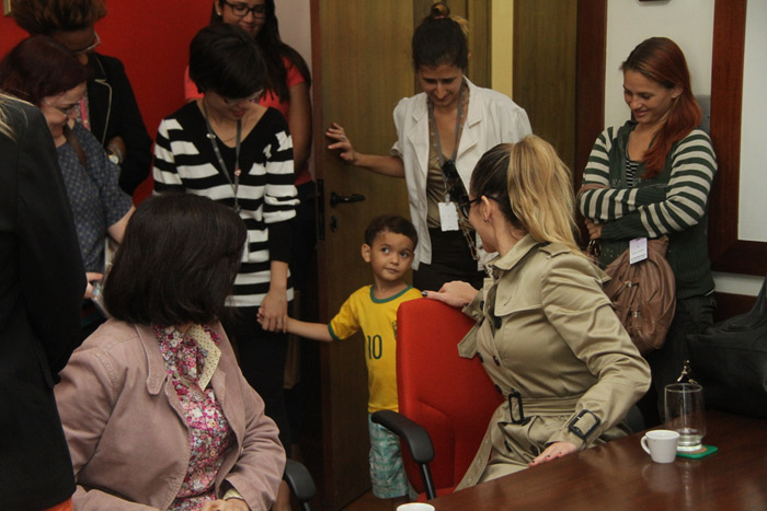 Danielle Winitis visita o instituto de câncer do Rio de Janeiro e entrega doação