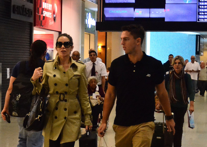 Danielle Winits embarca em aeroporto carioca ao lado do namorado, Amaury Nunes