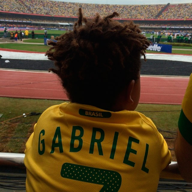  Astrid Fontenelle mostra seu filho Gabriel conferindo amistoso da Seleção