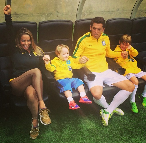 Momento família: Danielle Winits torce pela Seleção brasileira com os filhos, Noah e Guy