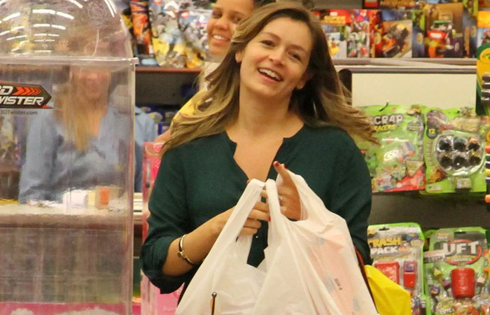  Bianca Castanhho bate perna em shopping da Barra da Tijuca, no Rio