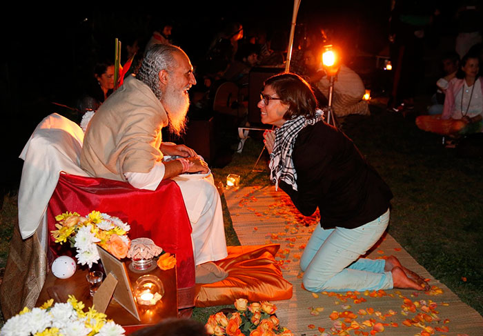 Sri Prem Baba conversa com convidados durante meditação na casa de Marcio Garcia