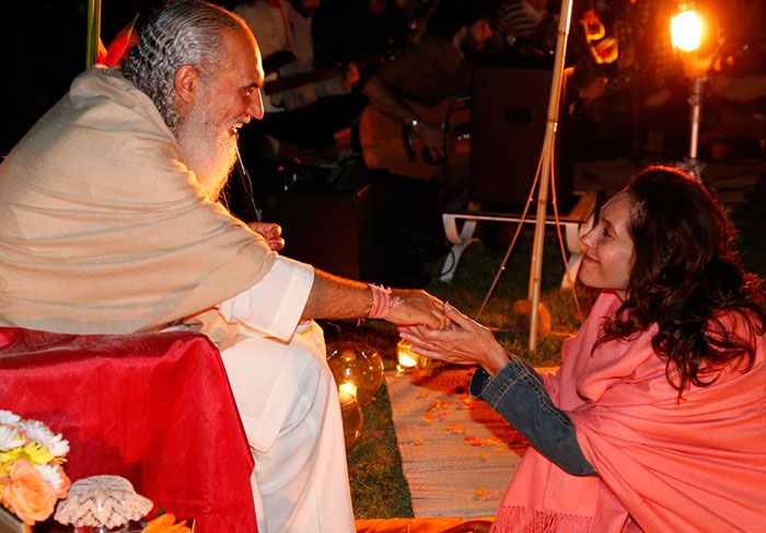 Christiane Torloni pede a bênção de Sri Prem Baba em meditação na casa de Marcio Garcia
