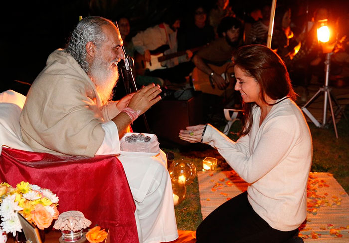 Giovanna Antonelli recebe boas energias em noite de meditação na casa de Sri Prem Baba, no Rio de Janeiro