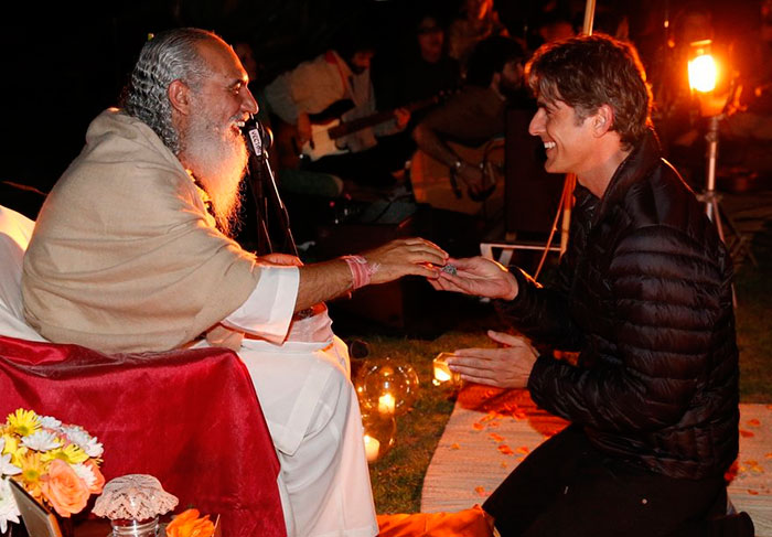 Reynaldo Gianecchini sorri para o líder espiritual Sri Prem Baba durante meditação na casa de Marcio Garcia