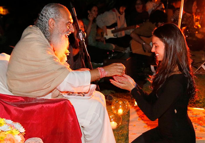 Isis Valverde também foi convidada para o evento e chegou sorridente à meditação