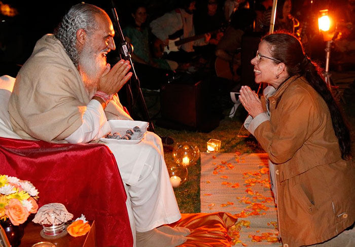 Líder espiritual participa de meditação coletiva com convidados na casa de Marcio Garcia