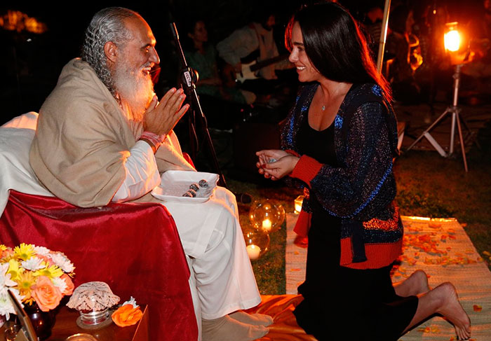 Andréa Santa Rosa na meditação com Prem Baba
