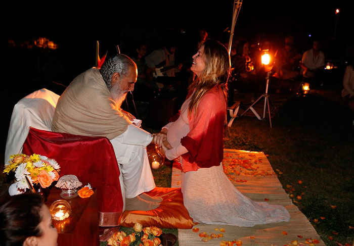 Grávida de 9 meses, Barbara Borgs participa da meditação silenciosa na casa de Marcio Garcia com Sri Prem Baba