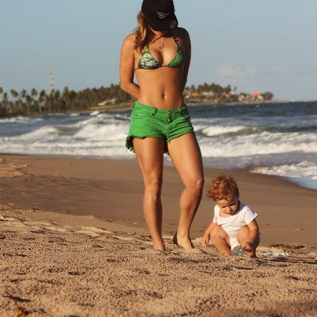 Claudia Leitte se diverte com filho em dia de praia