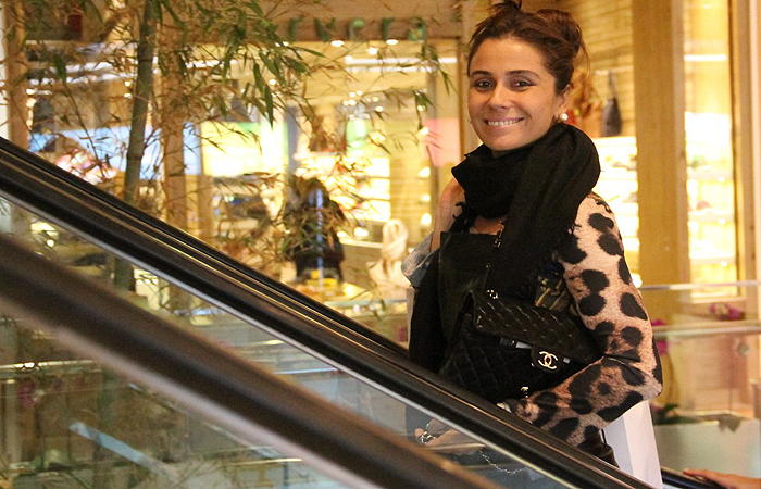 Depois do trabalho, Giovanna Antonelli faz compras em shopping carioca