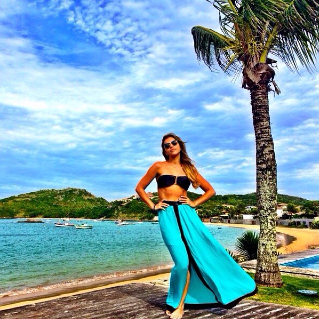 Em dia de praia, Mariana Rios posa toda estilosa