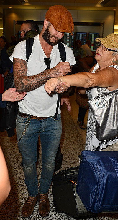 David Beckham autografa braço de fã em aeroporto de Miami