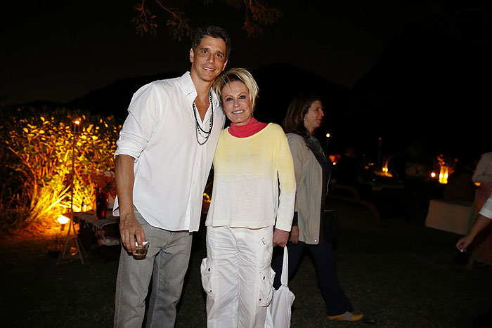 Ana Maria Braga e Marcio Garcia posam antes do início da meditação silenciosa na casa do ator