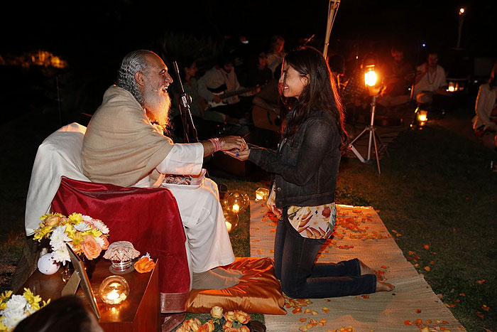 Líder espiritual participa de meditação coletiva com convidados na casa de Marcio Garcia